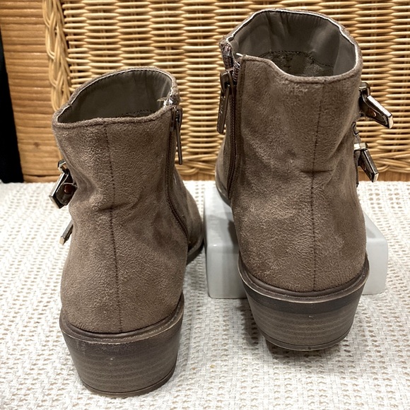 Wanted Faux Suede Ankle Booties With Golden Buckles ! - Picture 5 of 10